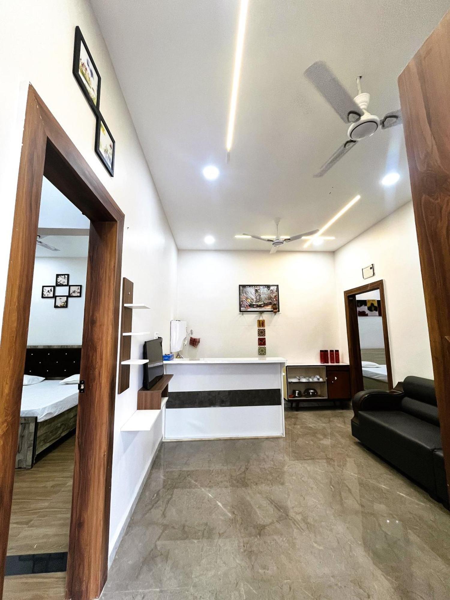 Shree Stay Inn Luxe' Holiday Home Удджайн Экстерьер фото